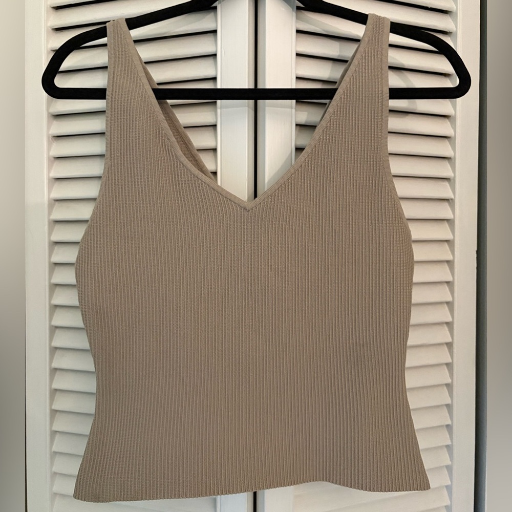 Aritzia Babaton Sculpt Knit V-Neck Top Beige SZ M
